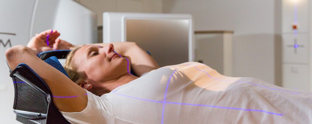 Frau bei der Bestrahlung, auf dem Rücken liegend