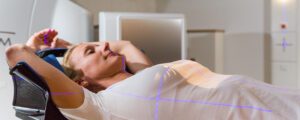 Frau bei der Bestrahlung, auf dem Rücken liegend
