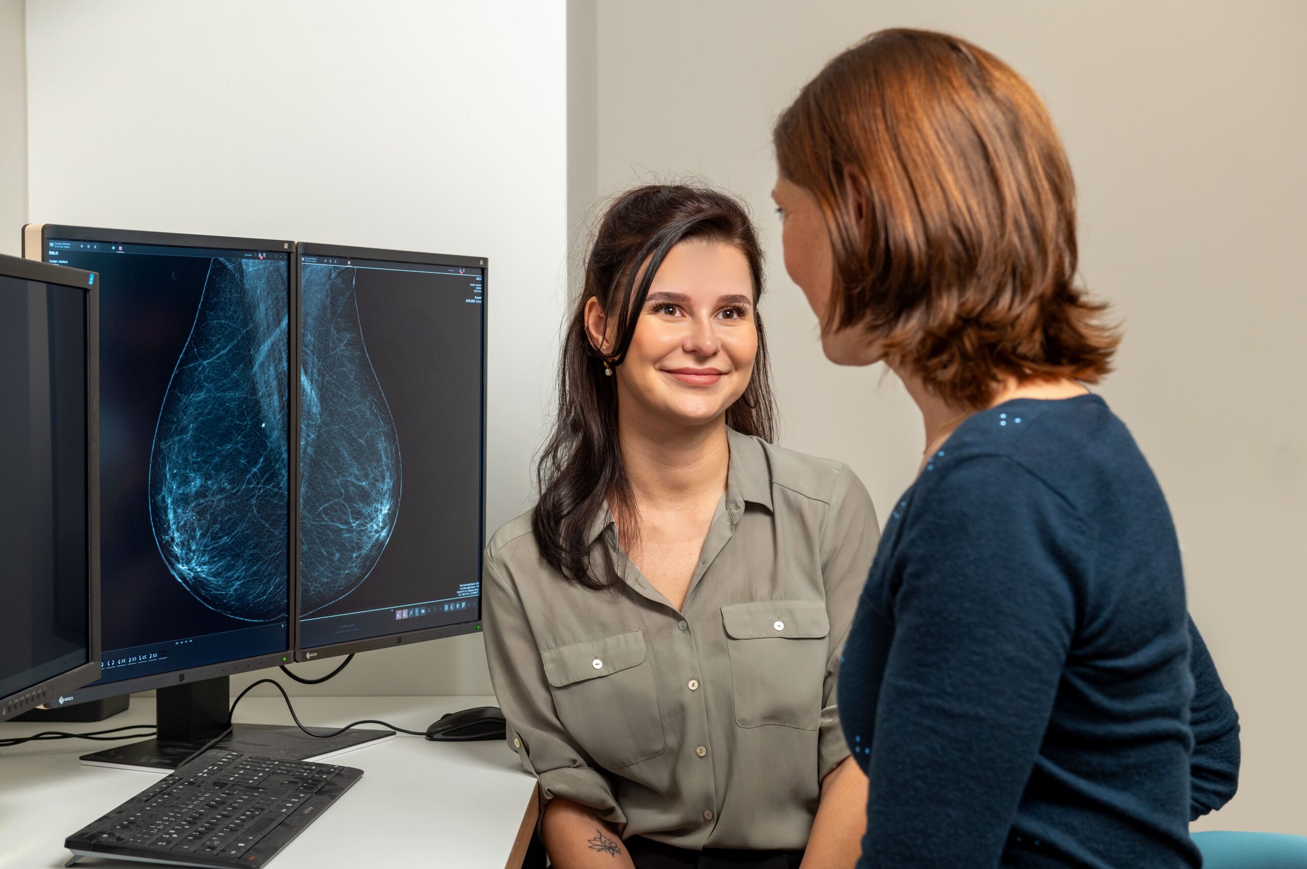 Ärztin im Gespräch mit einer Patientin