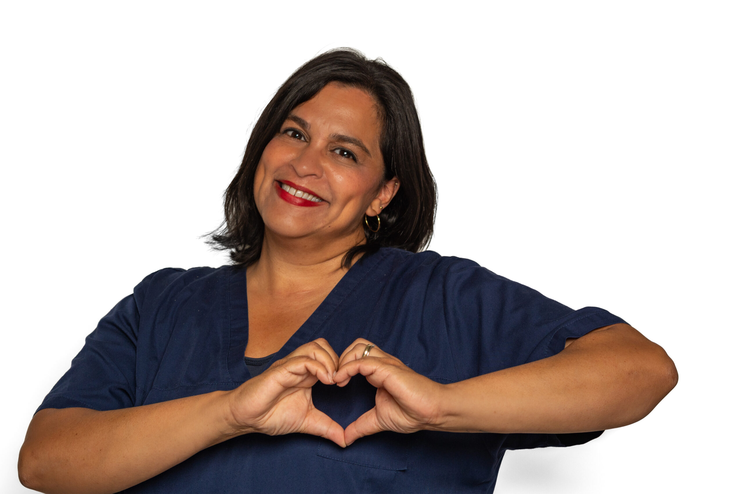 mamonova Mitarbeiterin lächelt freundlich und zeigt ein Herz mit ihren Händen